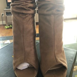 Lulu’s taupe heels size 7 brand new! & Black 6.5